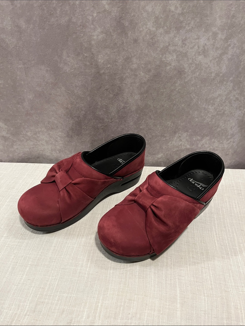 Dansko Nubuck Professional Clog Burgundy Maroon Red Slip-On Bow size 39 / 8.5-9